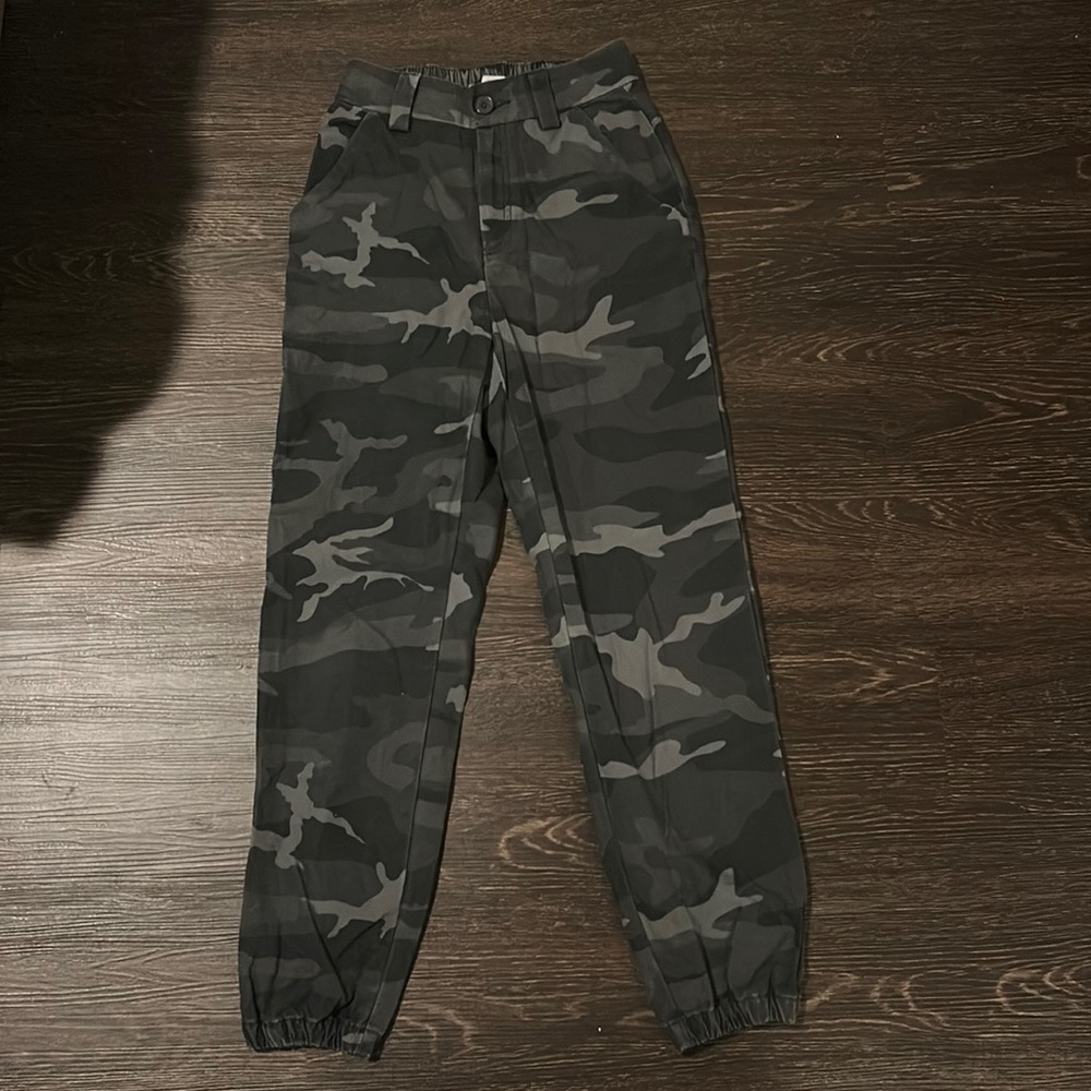 Aritzia TNA camo pants